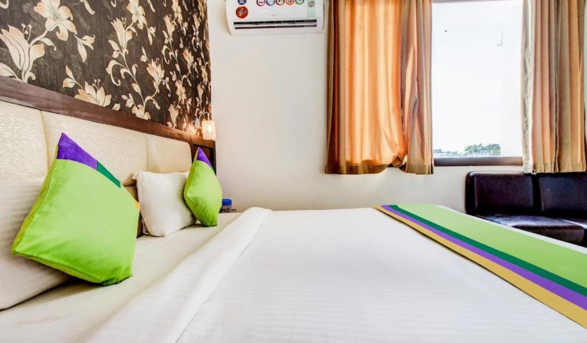 Hotel Blossom Rooms - Fully Ac Tājganj Екстериор снимка