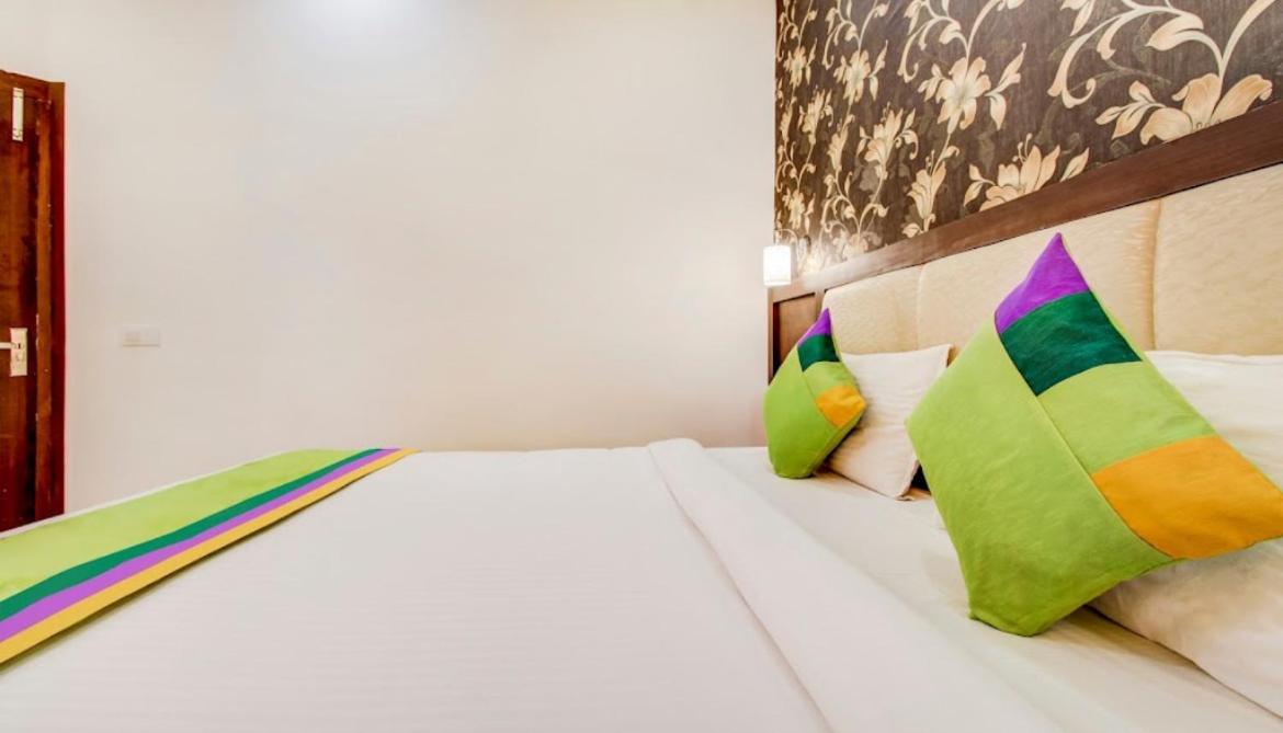 Hotel Blossom Rooms - Fully Ac Tājganj Екстериор снимка